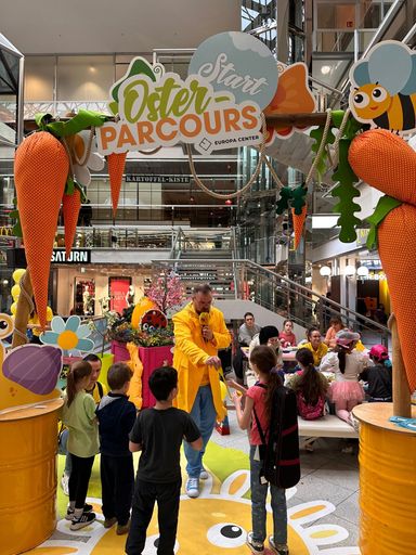 Ein Einkaufszentrum mit vielen Kindern und einer Osteraktion