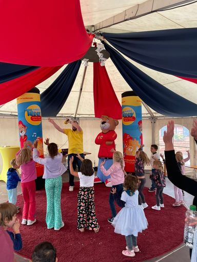 Ein Zirkuszelt mit tanzenden Kindern