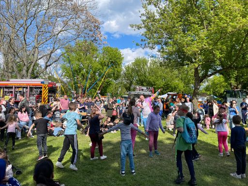 Ein Park mit vielen Kindern, die mit Heiko zusammen tanzen.